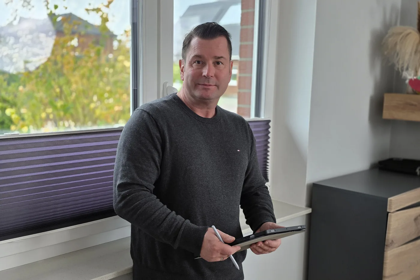 Sven Selent geht mit dem Tablet die Zahlen eines Mandanten durch